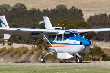 Rowland Flat, Avustralya - 14 Nisan 2013: Cessna 337 Skymaster çift motorlu hafif uçak VH-DND.