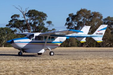 Rowland Flat, Avustralya - 14 Nisan 2013: Cessna 337 Skymaster çift motorlu hafif uçak VH-DND.