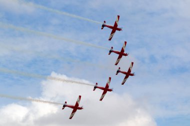 Rowland Düzlüğü, Avustralya - 14 Nisan 2013: Royal Australian Air Force (RAAF) Roulettes formasyon akrobatik ekran ekibi Pilatus P-9A askeri eğitim uçağı