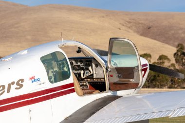 Rowland Flat, Avustralya - 14 Nisan 2013: Beech B33 Debonair VH-GIP kapısı açık ve kokpit aletleri görünür. 