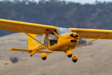 Rowland Flat, Avustralya - 14 Nisan 2013: Aeroprakt A-22LS Foxbat iki koltuk, yüksek kanatlı tek motorlu hafif hava aracı.