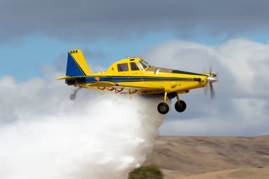 Rowland Flat, Avustralya - 14 Nisan 2013: Air Tractor 802 tarım ve yangın bombardıman uçağı VH-ODH.