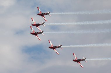 Rowland Düzlüğü, Avustralya - 14 Nisan 2013: Royal Australian Air Force (RAAF) Roulettes formasyon akrobatik ekran ekibi Pilatus P-9A askeri eğitim uçağı