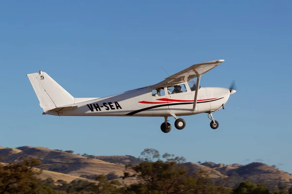 Rowland Flat, Avustralya - 14 Nisan 2013: Cessna 172C Skyhawk Tek motorlu hafif uçak VH-SEA.