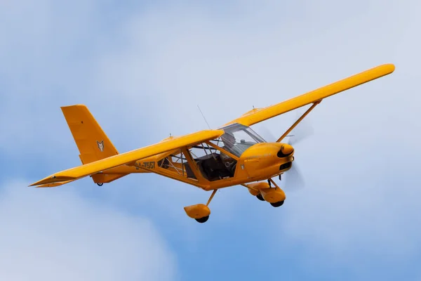 Rowland Flat, Avustralya - 14 Nisan 2013: Aeroprakt A-22LS Foxbat iki koltuk, yüksek kanatlı tek motorlu hafif hava aracı.