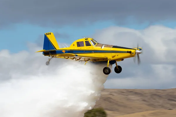 Rowland Flat, Avustralya - 14 Nisan 2013: Air Tractor 802 tarım ve yangın bombardıman uçağı VH-ODH.