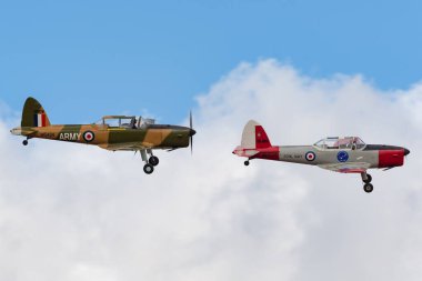 Rowland Flat, Avustralya - 14 Nisan 2013: Two De Havilland Canada DHC-1 T Mk.10 Sincap tek motorlu hafif uçaklar formasyon halinde uçuyor. 