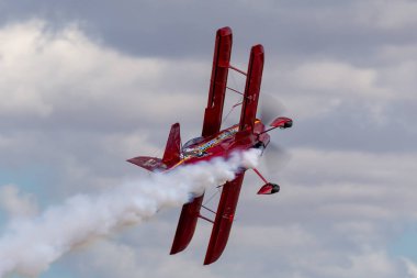 Rowland Düzlüğü, Avustralya - 14 Nisan 2013: 13 Time Australian Aerobatic Şampiyonu Chris Sperou Pitts S-1-11B Super Stinker akrobatik çift kanatlı VH-XPS.