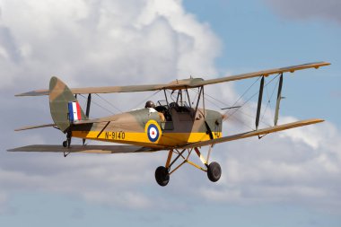 Rowland Düzlüğü, Avustralya - 14 Nisan 2013: De Havilland DH-82A Tiger Moth tek motorlu çift motorlu uçak eskiden Kraliyet Hava Kuvvetleri tarafından pilot eğitimi için kullanıldı.