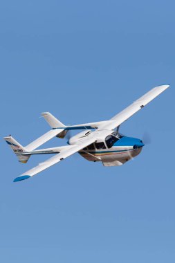 Rowland Flat, Avustralya - 14 Nisan 2013: Cessna 337 Skymaster çift motorlu hafif uçak VH-DND.