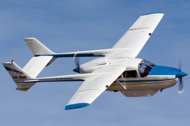 Rowland Flat, Avustralya - 14 Nisan 2013: Cessna 337 Skymaster çift motorlu hafif uçak VH-DND.