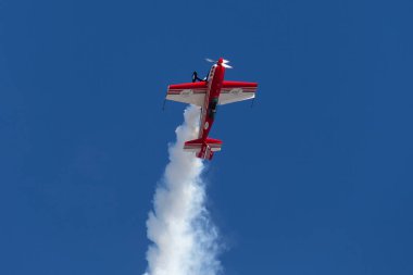 Rowland Flat, Avustralya - 14 Nisan 2013: Aerobatik pilot Paul Andronicou tek motorlu Ekstra 300S aerobatik uçak VH-XTR. 