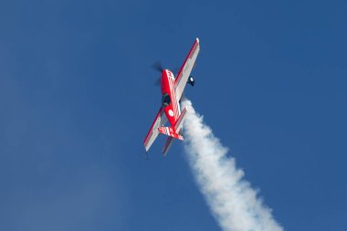 Rowland Flat, Avustralya - 14 Nisan 2013: Aerobatik pilot Paul Andronicou tek motorlu Ekstra 300S aerobatik uçak VH-XTR. 
