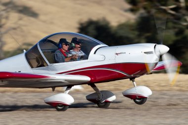 Rowland Flat, Avustralya - 14 Nisan 2013: Evektor-Aerotechnik Spor Yıldızı Eğlence Havacılığı için iki koltuklu hafif uçak.