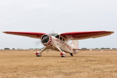 RAAF Williams, Point Cook, Avustralya - 1 Mart 2014: 1936 Stinson SR-8C Reliant vintage özel uçak VH-UXL.