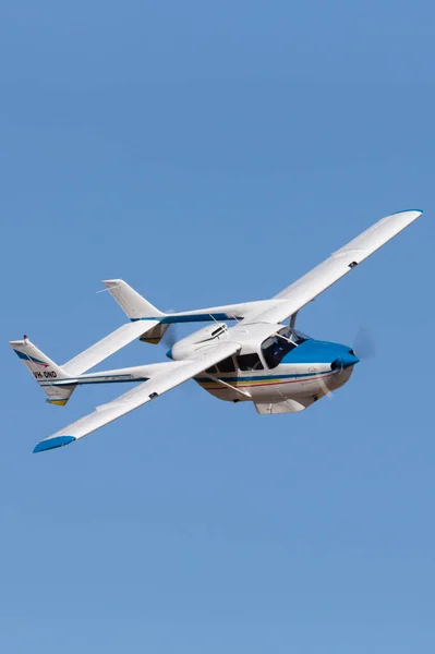 Rowland Flat, Avustralya - 14 Nisan 2013: Cessna 337 Skymaster çift motorlu hafif uçak VH-DND.