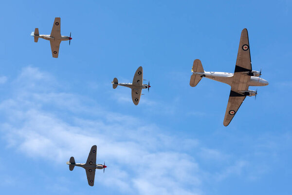 ВВС Уильямс, Пойнт-Кук, Австралия - 2 марта 2014 года: бывший самолет Королевских ВВС Австралии (ВВС) Douglas C-47B (DC-3), возглавляющий формирование истребителей Второй мировой войны, включая Spitfire, P-51 Mustang и Curtiss P-40
.