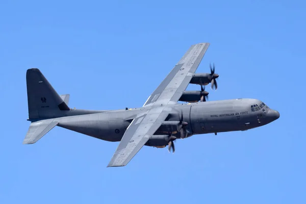 RAAF Williams, Point Cook, Avustralya - 28 Şubat 2014: Kraliyet Avustralya Hava Kuvvetleri Lockheed Martin C-130J-30 Herkül askeri kargo uçağı A97-466.