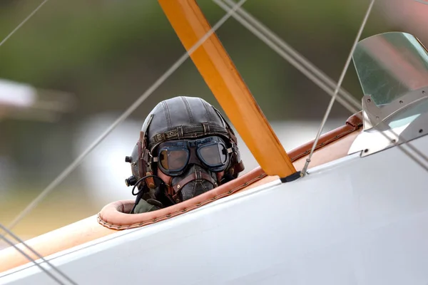 Raaf Williams Point Cook オーストラリア 2014年3月1日 ヴィンテージの飛行ヘルメットとゴーグルを身に着けているパイロット彼はRaaf博物館が運営するヴィンテージのソッピース アップ複葉機のコックピット — ストック写真