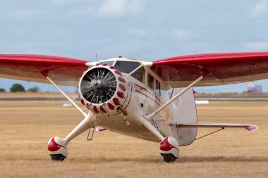 RAAF Williams, Point Cook, Avustralya - 2 Mart 2014: 1936 Stinson SR-8C Reliant vintage özel uçak VH-UXL.