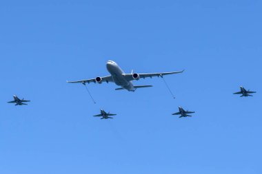 RAAF Williams, Point Cook, Avustralya - 2 Mart 2014: Royal Australian Air Force (RAAF) Airbus KC-30A Multi Role Tanker Taşıma Uçağı A39-003 4 McDonnell Douglas F / A-18 savaş uçağı yakıt ikmali.
