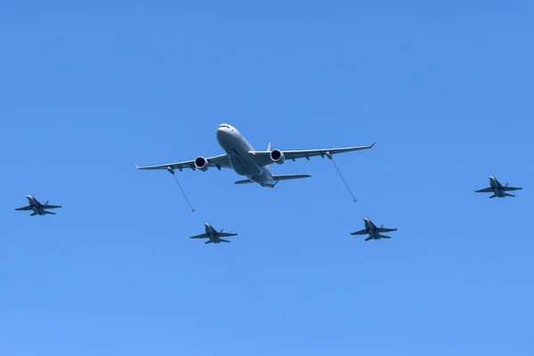 RAAF Williams, Point Cook, Avustralya - 2 Mart 2014: Royal Australian Air Force (RAAF) Airbus KC-30A Multi Role Tanker Taşıma Uçağı A39-003 4 McDonnell Douglas F / A-18 savaş uçağı yakıt ikmali.