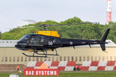 RAF Fairford, Gloucestershire, İngiltere - 9 Temmuz 2014: Kraliyet Hava Kuvvetleri (RAF) Eurocopter AS-350BB Sincap HT1 helikopteri ZJ256 RAF Shawbury 'deki Savunma Helikopteri Uçuş Okulu.