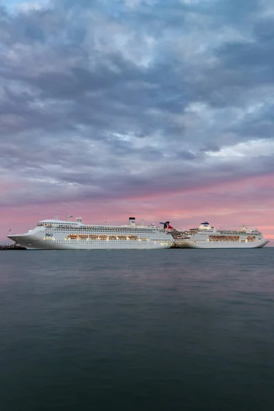 オーストラリア メルボルン発 2015年11月3日 Oクルーズラインがオーストラリア メルボルンのポートフィリップ湾にあるステーション ピアに停泊中のPacific Pearl Pacific Jewel船 — ストック写真
