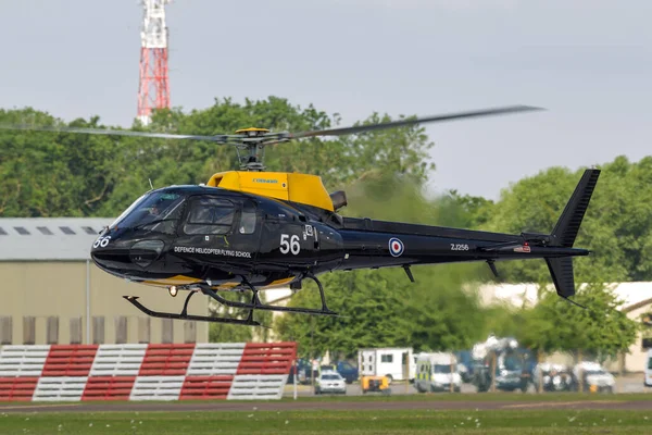 RAF Fairford, Gloucestershire, İngiltere - 9 Temmuz 2014: Kraliyet Hava Kuvvetleri (RAF) Eurocopter AS-350BB Sincap HT1 helikopteri ZJ256 RAF Shawbury 'deki Savunma Helikopteri Uçuş Okulu.