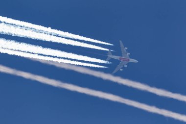 RAF Fairford, Gloucestershire, İngiltere - 10 Temmuz 2014: Emirates Havayolları Airbus A380 yüksek irtifada uçuyor ve arkasında büyük bir iz oluşuyor.