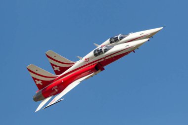 RAF Fairford, Gloucestershire, İngiltere - 10 Temmuz 2014: İsviçre Hava Kuvvetleri Northrop F-5E avcı uçağının Patrouille Suisse oluşum ekibi.