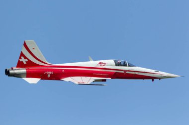 RAF Fairford, Gloucestershire, İngiltere - 10 Temmuz 2014: İsviçre Hava Kuvvetleri gösteri ekibi Patrouille Suisse 'den Northrop F-5E avcı uçağı.