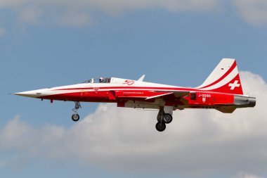 RAF Fairford, Gloucestershire, İngiltere - 10 Temmuz 2014: İsviçre Hava Kuvvetleri gösteri ekibi Patrouille Suisse 'den Northrop F-5E avcı uçağı.