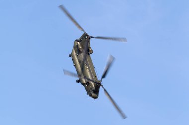 RAF Fairford, Gloucestershire, İngiltere - 12 Temmuz 2014: Kraliyet Hava Kuvvetleri (RAF) Boeing Chinook HC.2 çift motorlu ağır yük askeri helikopteri ZA714.