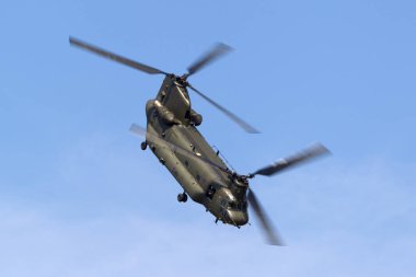 RAF Fairford, Gloucestershire, İngiltere - 12 Temmuz 2014: Kraliyet Hava Kuvvetleri (RAF) Boeing Chinook HC.2 çift motorlu ağır yük askeri helikopteri ZA714.