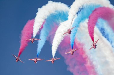 RAF Fairford, Gloucestershire, İngiltere - 13 Temmuz 2014: Kraliyet Hava Kuvvetleri (RAF) Kırmızı Ok düzenleme akrobatik ekran ekibi İngiliz Havacılık Atlayışı Hawk T.1 Jet eğitim uçağı.