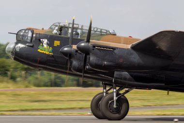 RAF Fairford, Gloucestershire, İngiltere - 13 Temmuz 2014: Kraliyet Hava Kuvvetleri (RAF) Britanya Anma Uçuşu Avro Lancaster bombardıman uçağı PA474.
