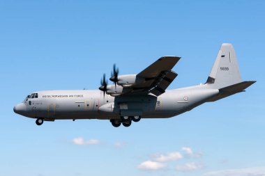 RAF Fairford, Gloucestershire, İngiltere - 10 Temmuz 2014: Kraliyet Norveç Hava Kuvvetleri (Luftforsvaret) Lockheed Martin C-130J-30 Herkül askeri kargo uçağı.