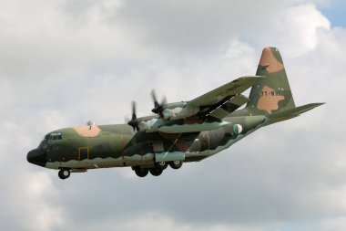 RAF Fairford, Gloucestershire, İngiltere - 9 Temmuz 2014: Cezayir Hava Kuvvetleri Lockheed C-130H Herkül askeri kargo uçağı 7T-WHE.