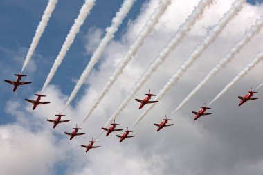 RAF Fairford, Gloucestershire, İngiltere - 9 Temmuz 2014: Kraliyet Hava Kuvvetleri (RAF) Kırmızı Ok düzenleme akrobatik ekran ekibi İngiliz Havacılık Atlayışı Hawk T.1 Jet eğitim uçağı.