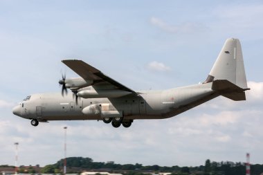 RAF Fairford, Gloucestershire, İngiltere - 10 Temmuz 2014: İtalyan Hava Kuvvetleri (Aeronautica Militare Italiana) Lockheed Martin C-130J-30 Herkül askeri kargo uçağı MM62194.
