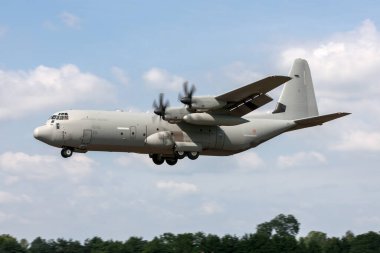 RAF Fairford, Gloucestershire, İngiltere - 10 Temmuz 2014: İtalyan Hava Kuvvetleri (Aeronautica Militare Italiana) Lockheed Martin C-130J-30 Herkül askeri kargo uçağı MM62194.