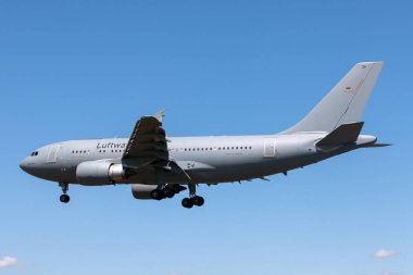 RAF Fairford, Gloucestershire, İngiltere - 10 Temmuz 2014: Alman Hava Kuvvetleri (Luftwaffe) Airbus A310-304 çok delikli tanker taşımacılığı (MRTT).