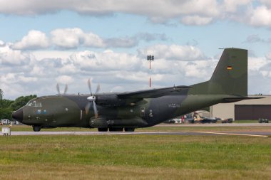 RAF Fairford, Gloucestershire, İngiltere - 14 Temmuz 2014: Alman Hava Kuvvetleri (Luftwaffe) Transall C-160D çift motorlu askeri nakliye uçağı.