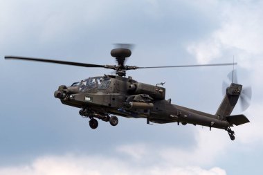 RAF Fairford, Gloucestershire, İngiltere - 13 Temmuz 2014: AgustaWestland WAH-64D AH1 saldırı helikopteri İngiliz Hava Kuvvetleri 'nden ZJ 172.