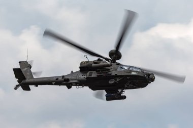 RAF Fairford, Gloucestershire, İngiltere - 13 Temmuz 2014: AgustaWestland WAH-64D AH1 saldırı helikopteri İngiliz Hava Kuvvetleri 'nden ZJ 172.