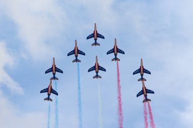 RAF Fairford, Gloucestershire, İngiltere - 13 Temmuz 2014: Patrouille de France, Fransız Hava Kuvvetleri 'nin (Armee de lAir) uçan Dassault-Dornier Alpha Jet eğitmen uçağı.