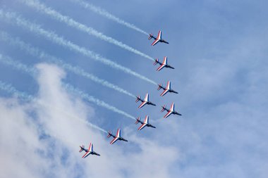 RAF Fairford, Gloucestershire, İngiltere - 13 Temmuz 2014: Patrouille de France, Fransız Hava Kuvvetleri 'nin (Armee de lAir) uçan Dassault-Dornier Alpha Jet eğitmen uçağı.