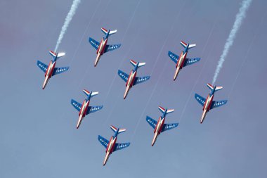 RAF Fairford, Gloucestershire, İngiltere - 13 Temmuz 2014: Patrouille de France, Fransız Hava Kuvvetleri 'nin (Armee de lAir) uçan Dassault-Dornier Alpha Jet eğitmen uçağı.