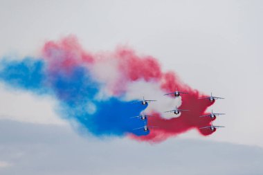 RAF Fairford, Gloucestershire, İngiltere - 13 Temmuz 2014: Patrouille de France, Fransız Hava Kuvvetleri 'nin (Armee de lAir) uçan Dassault-Dornier Alpha Jet eğitmen uçağı.